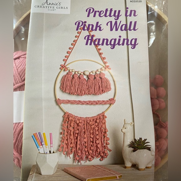 ⭐️HP⭐️🆕Annie’s Creative Girls Club|Pretty in Pink Wall Hanging - Picture 1 of 2